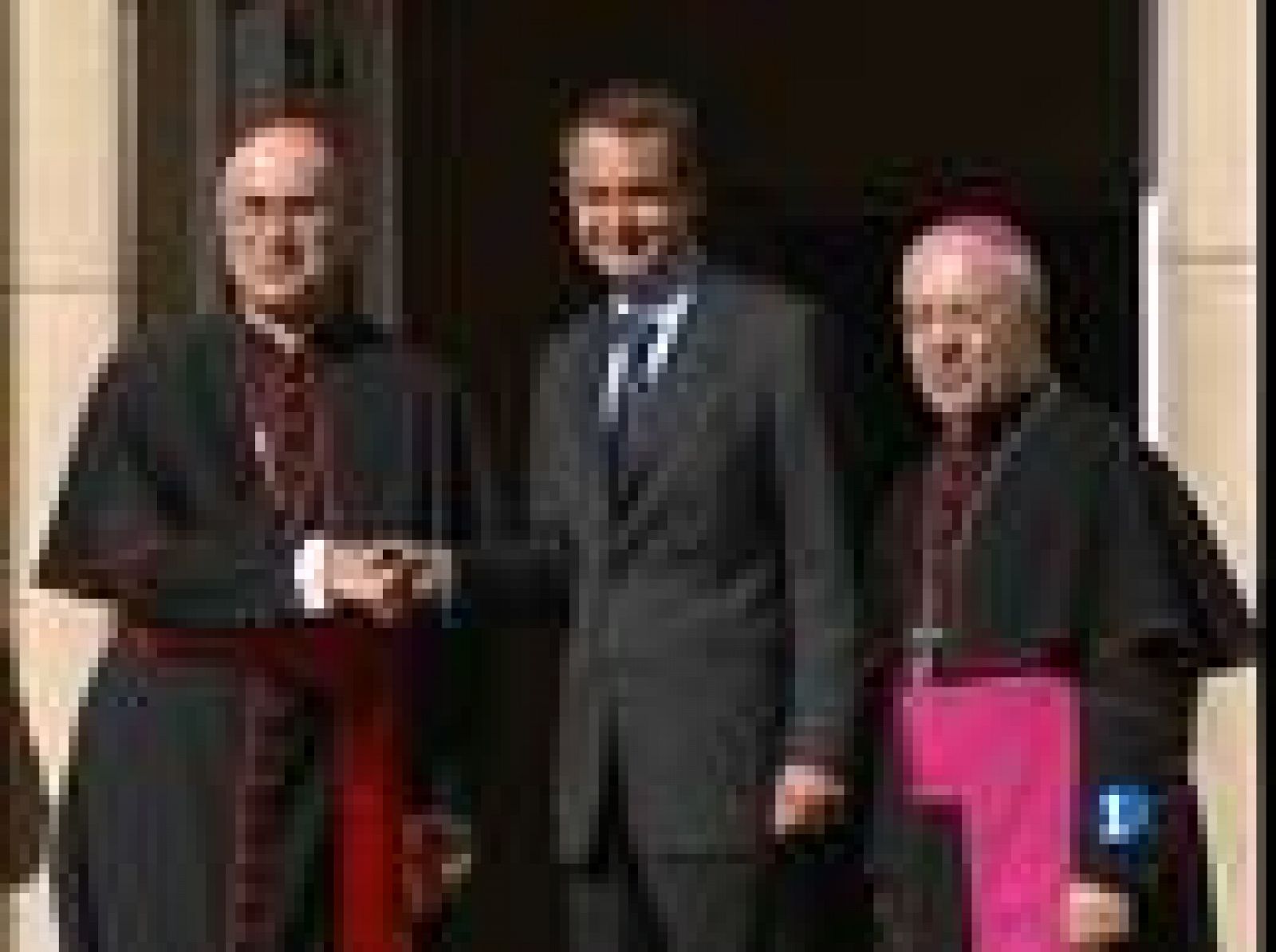 De las cuestiones más espinosas, el cardenal Bertone ha conversado con la vicepresidenta del Gobierno. También se ha reunido con el presidente Zapatero y con el Rey.  