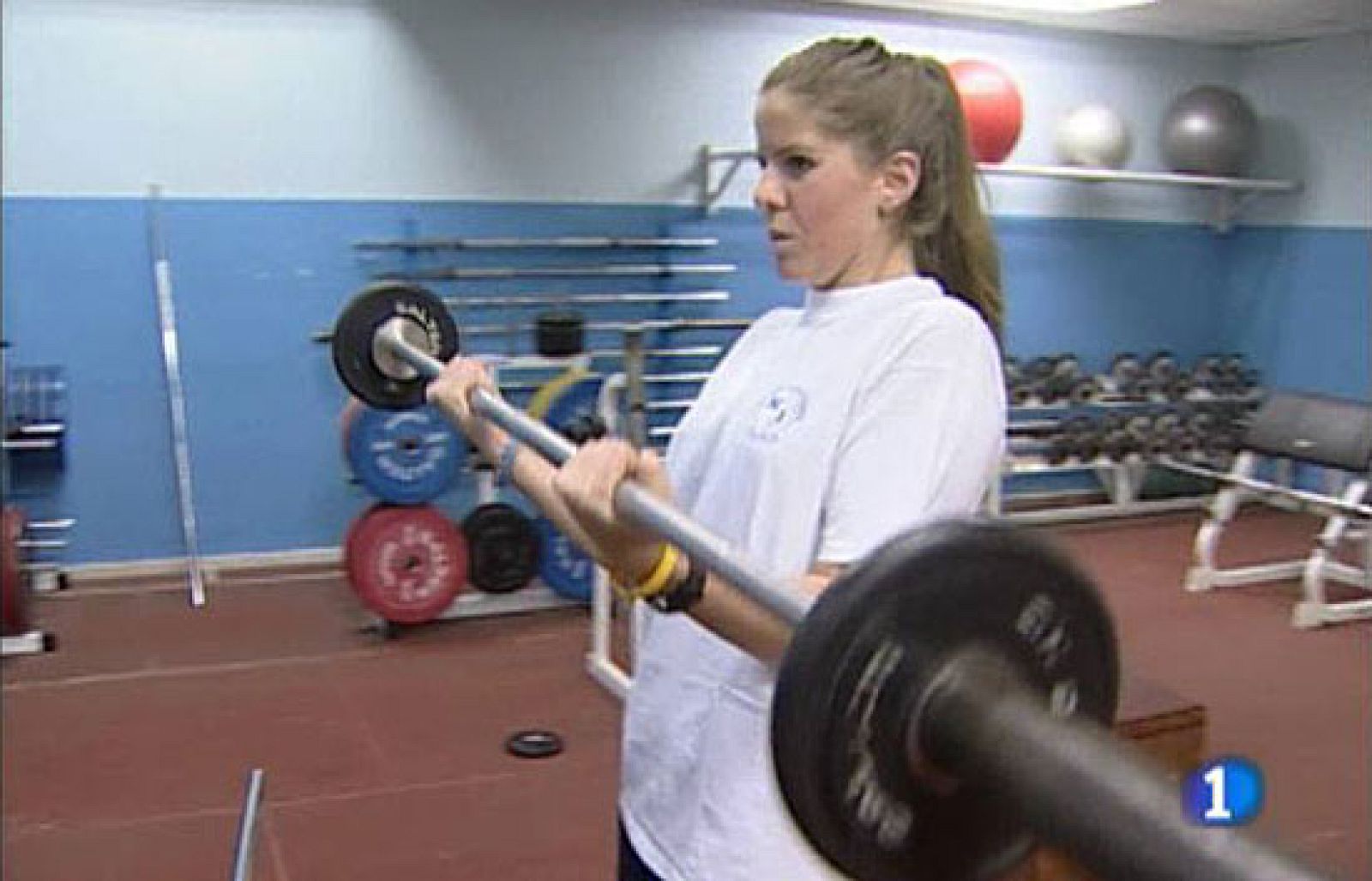 El equipo español de natación sincronizada no sólo se ejercita y prepara coreografías en el agua, sino que tres veces por semana tonifican los músculos en el gimnasio.