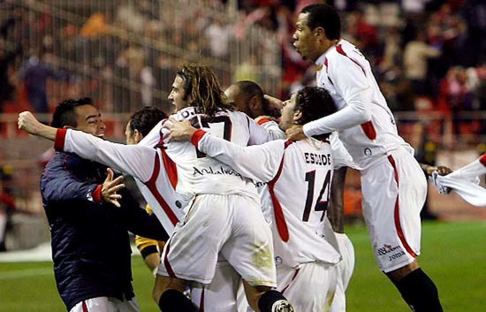 Parece que los aficionados en Sevilla han hecho caso al entrenador Manolo Jiménez, porque el ambiente en la ciudad ha ido creciendo con las horas, ante el encuentro de copa que el equipo andaluz disputa contra el Athletic de Bilbao
