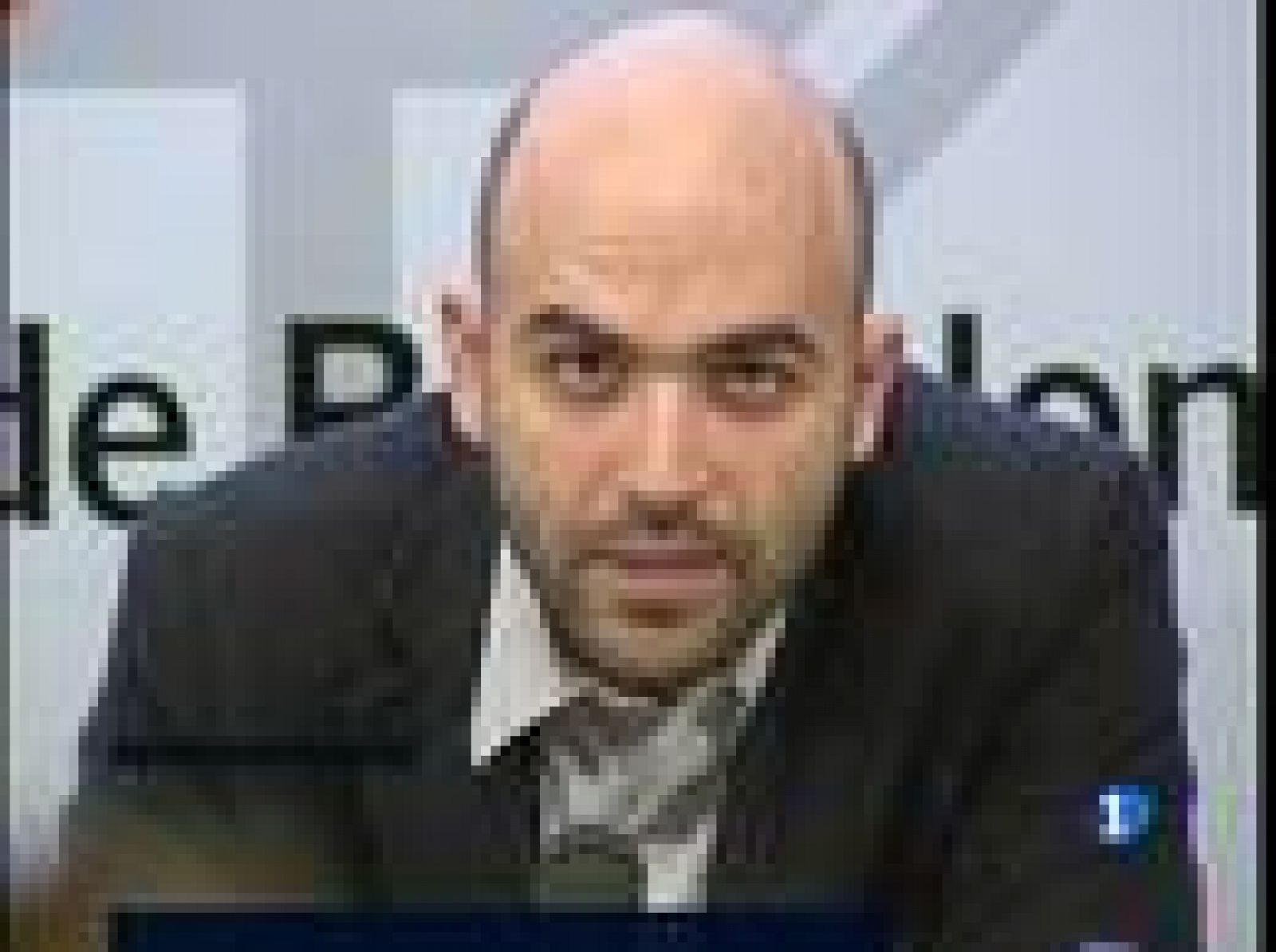 Saviano ha llegado bajo fuertes medidas de seguridad porque sigue amenazado por la mafia italiana después de publicar Gomorra, el libro en el que cuenta los negocios delictivos del crimen organizado. El escritor ha dicho que para la mafia el peligro no son sus palabras sino los millones de personas que han leído su libro. Ha aprovechado para hacer un llamamiento a la lucha internacional contra estas organizaciones.