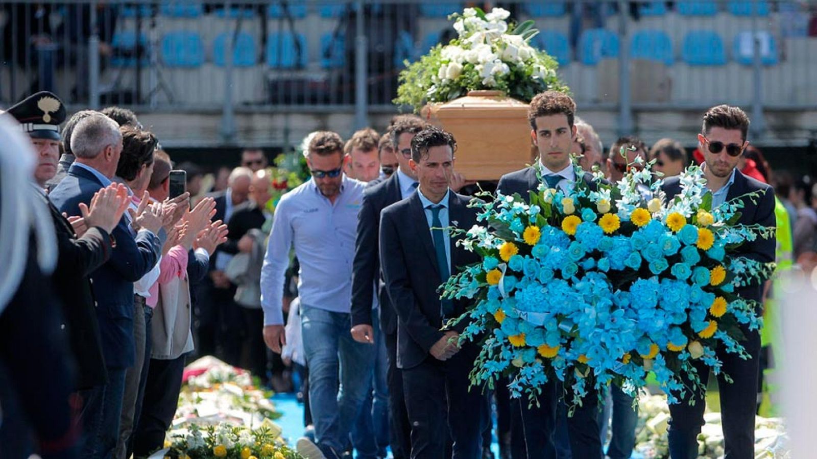 Más de 5.000 personas dieron el último adiós al ciclista italiano Scarponi | Ver