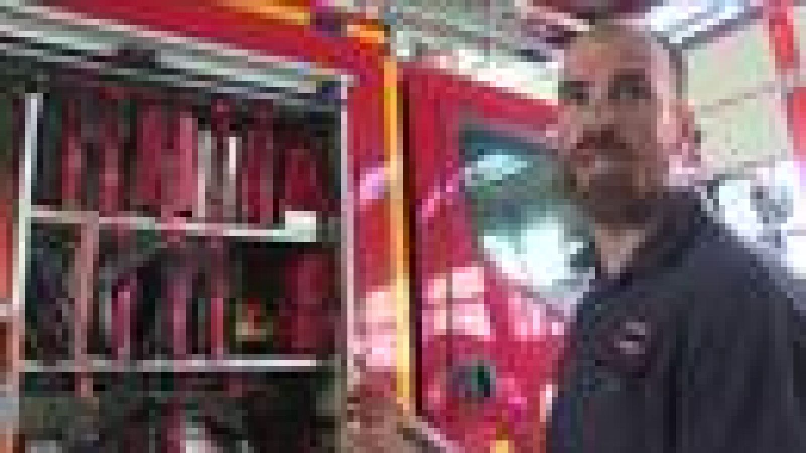 Sin programa: El Caporal Albert Bragulat nos enseña lo que podemos encontrar dentro de un coche de bomberos | RTVE Play