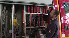 El Caporal Albert Bragulat nos enseña lo que podemos encontrar dentro de un coche de bomberos