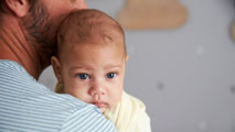 Bruselas pide un permiso de 4 meses intransferible y retribuido para que padres y madres cuiden de sus hijos