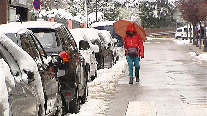 En Puigcerdá, Girona, una intensa nevada ha dejado espesores de hasta 20 centímetros