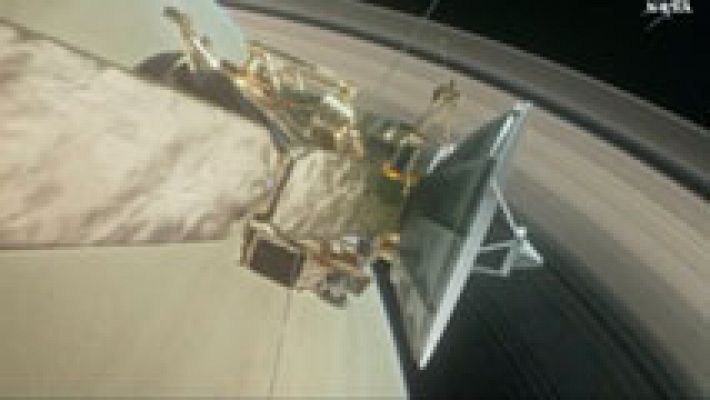 La sonda Cassini de la NASA completa su primera vuelta entre los anillos y Saturno