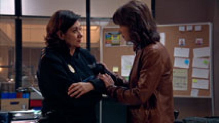 Servir y proteger - Claudia cuenta a Alicia sus problemas en casa