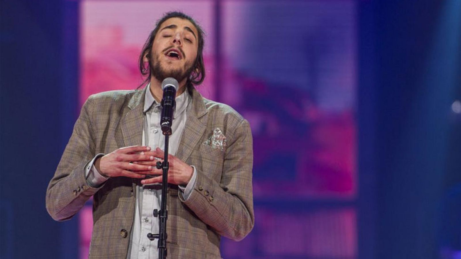 Eurovisión 2017 - Portugal: Salvador Sobral canta "Amar Pelos Dois"