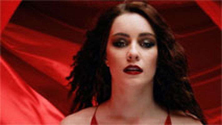 Reino Unido: Lucie Jones canta "Never Give Up On You" 