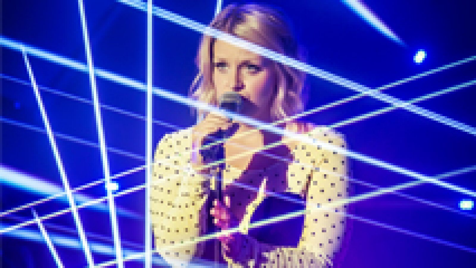 Eurovisión 2017 - Norma John (Finlandia) interpreta su canción "Blackbird" en directo