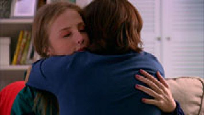 Servir y proteger - Claudia dice a Olga que la quiere