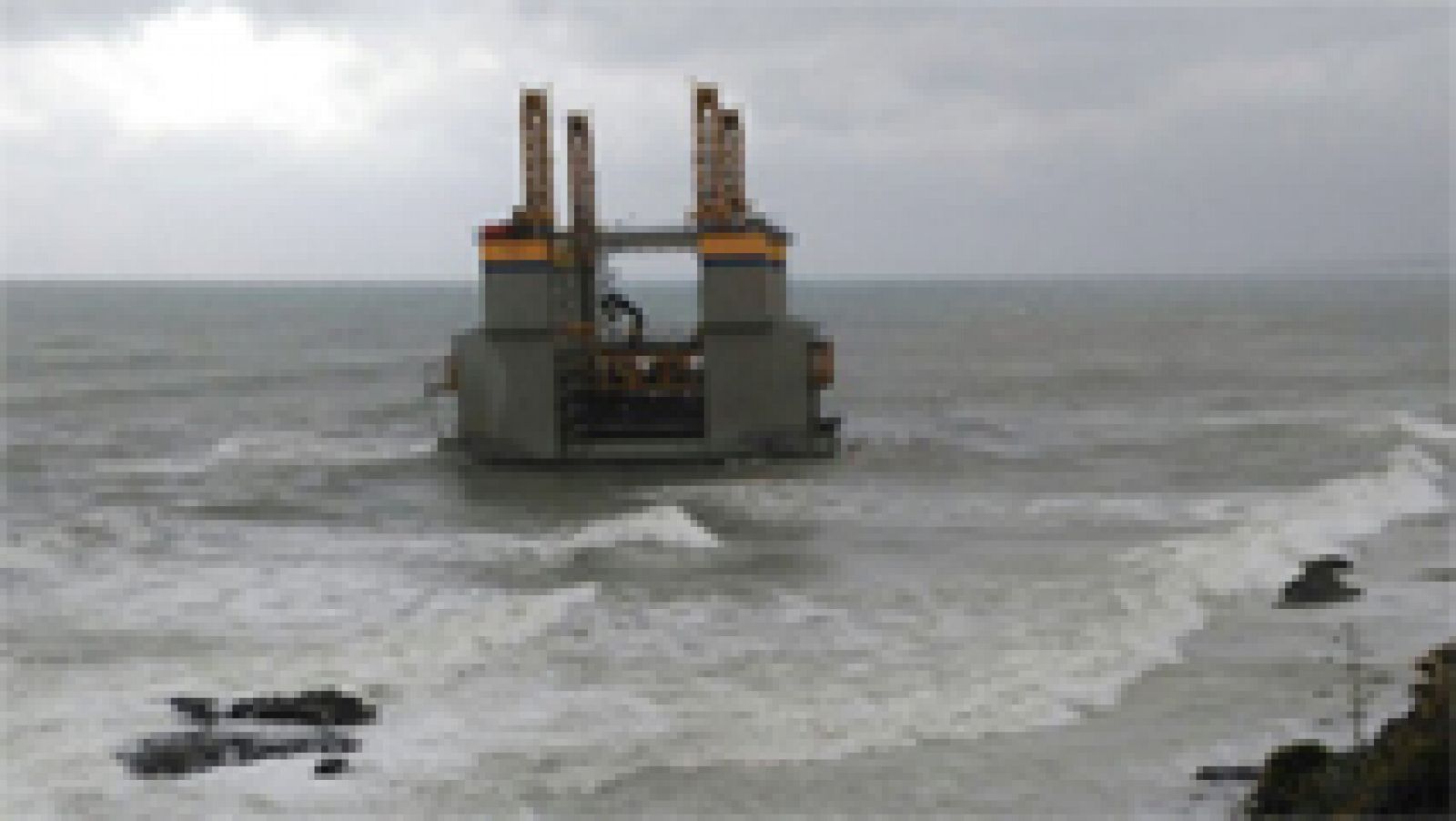 Informativo 24h: Una gabarra utilizada para obras marítimas acaba varada frente a la costa de Benamáldena | RTVE Play