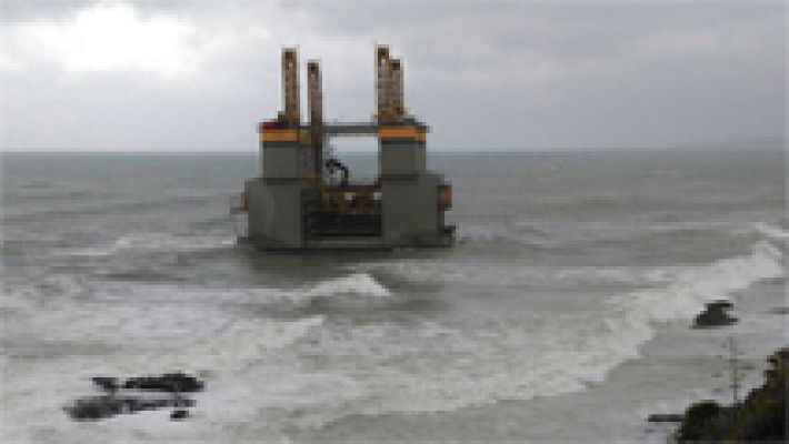 Informativo 24h - Una gabarra utilizada para obras marítimas acaba varada frente a la costa de Benamáldena