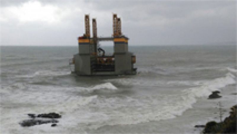 Una gabarra utilizada para obras marítimas acaba varada frente a la costa de Benamáldena