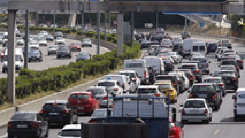 Importantes atascos a la salida de Madrid y Barcelona durante el primer día del Puente de Mayo