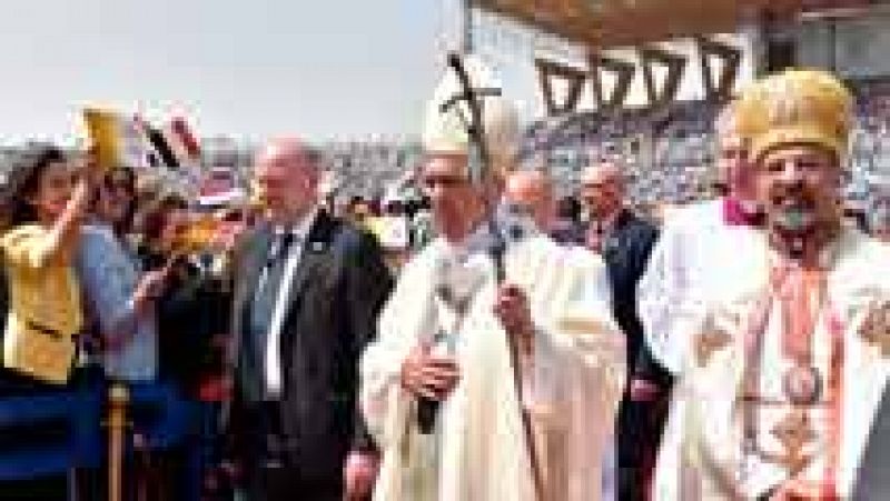 El papa rechaza cualquier tipo de extremismo en una misa multitudiaria en El Cairo