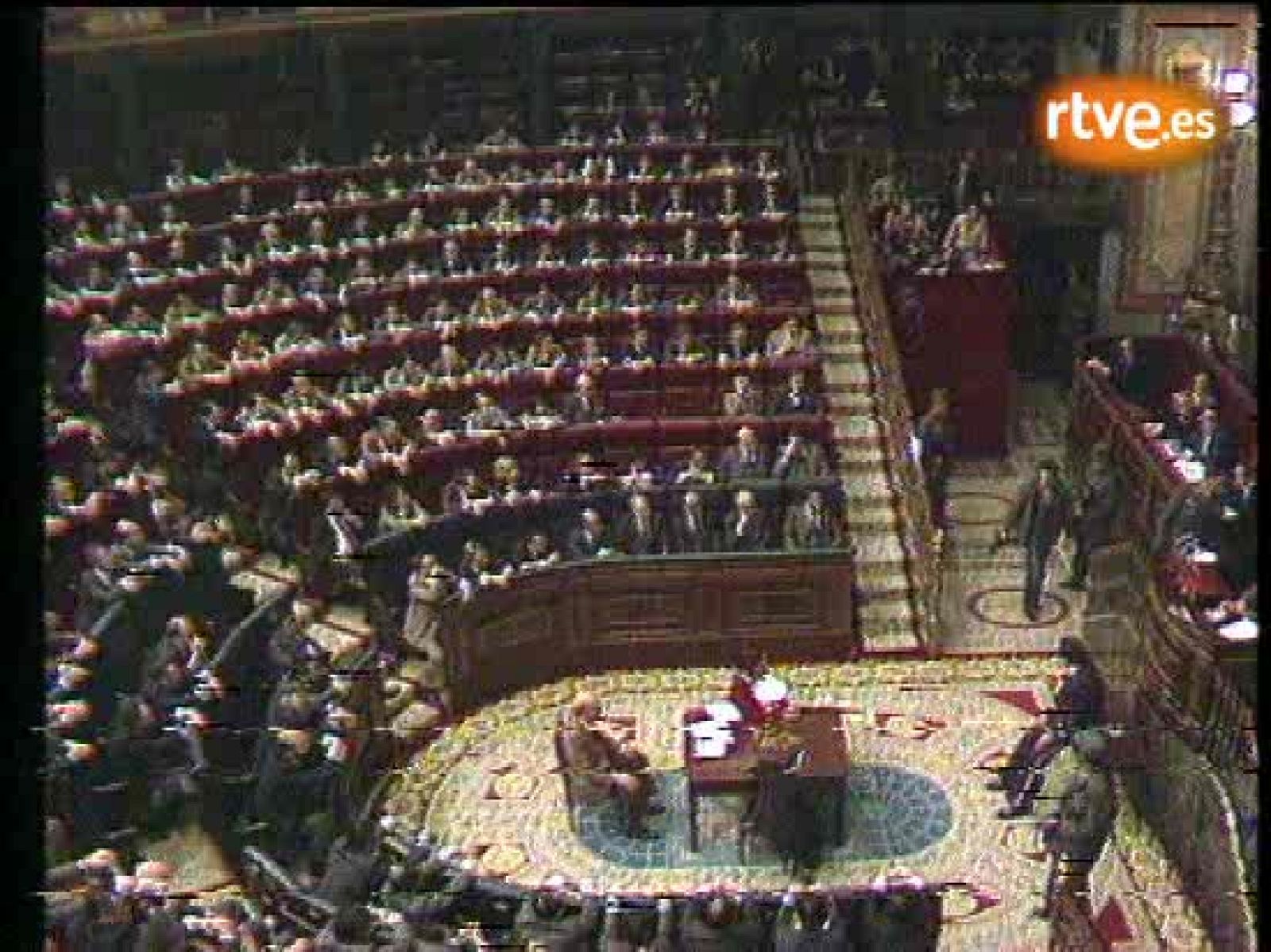 Anuncio a los diputados retenidos en el Congreso el 23-F de 1981 de la pronta llegada de una "autoridad militar competente" - Fue noticia en el Archivo de RTVE | Ver