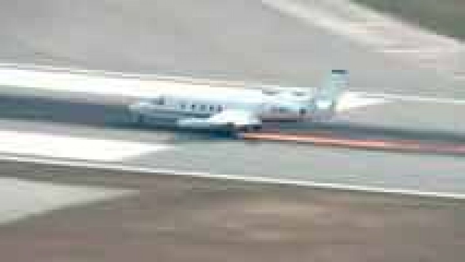 Informativo 24h: Un avión aterriza en Florida tras perder una rueda | RTVE Play