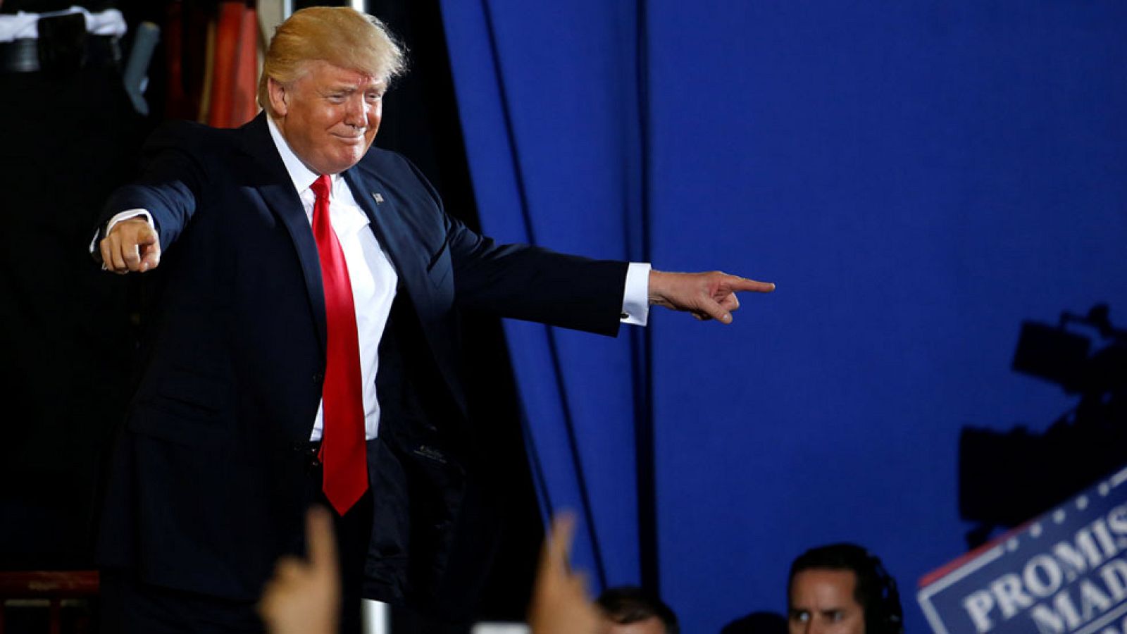 Trump subraya que ha cumplido "una promesa tras otra" y ataca a la prensa