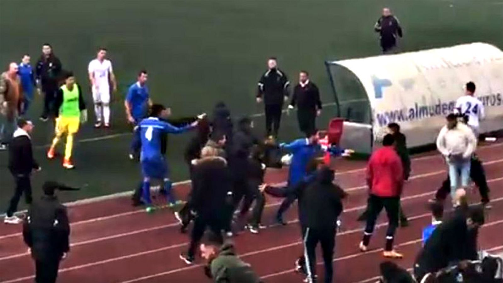 La RSD Alcalá ha emitido un comunicado en el que condena "los acontecimientos violentos" que se produjeron tras terminar el partido contra el CD San Fernando, del grupo 7 de Tercera División, en el estadio Santiago del Pino, en que fueron "identifica