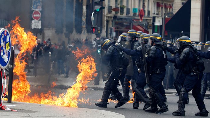 Telediario 1 - Las protestas arrecian mientras Le Pen y Macron arengan a su electorado en ataques mútuos