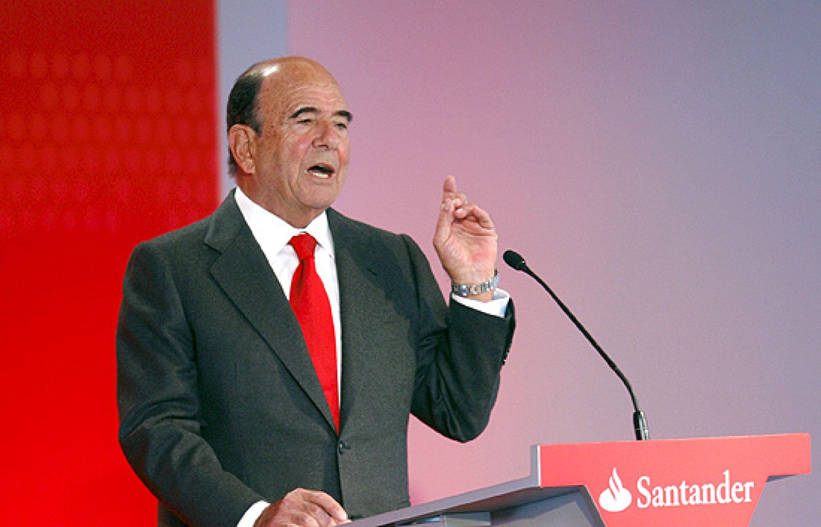 El presidente del grupo Santander, Emilio Botín, asegura que la banca no ha cerrado el grifo crediticio sino que ha caído la demanda de préstamos por el contexto de crisis. Asimismo, Botín ha afirmado que la entidad autoriza el 70% de todas las solicitudes de créditos.