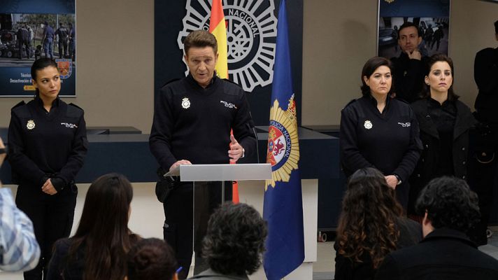 Servir y proteger - Martín Díez molesta al Comisario con sus preguntas