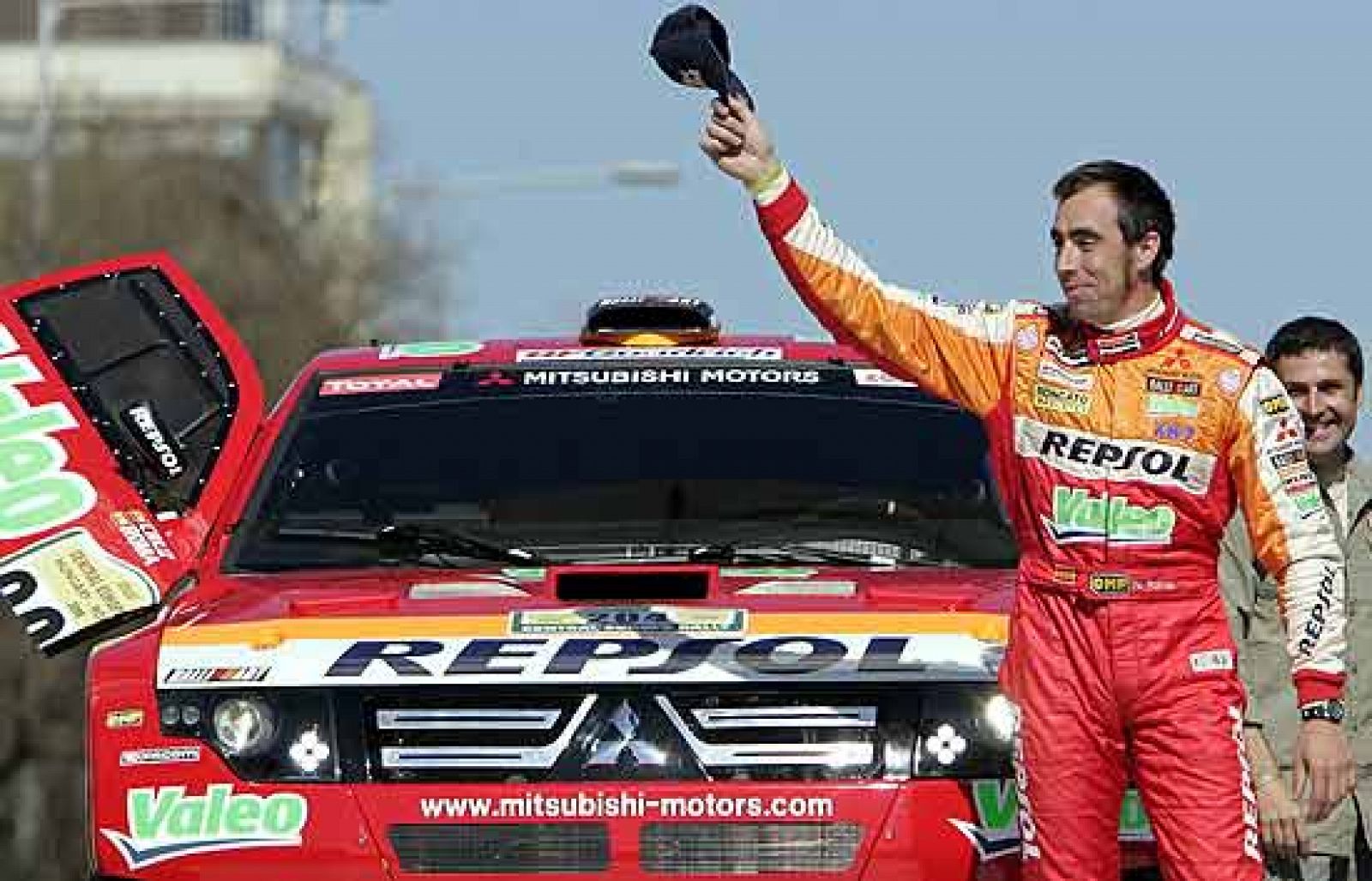 El piloto de raids Nani Roma se ha mostrado esperanzado ante el anuncio de su equipo, Mitsubishi, de retirarse del Dakar.