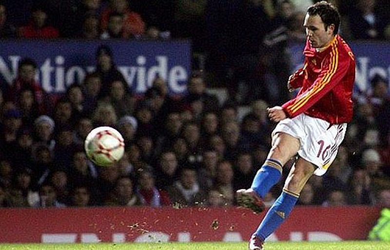 La España de Aragonés se enfrentaba a Inglaterra en 2007 y un golazo de Iniesta tumbó a los ingleses. Ya se fraguaba la campeona de la Eurocopa de 2008