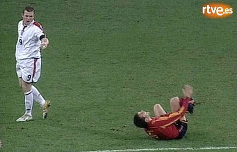 España se impuso en el juego y en el marcador a Inglaterra, algo que no debió sentar muy bien a un Rooney que en 2004 era un jovencito de 20 años y muy 'malas pulgas'. El delantero tuvo que ser cambiado para eviatr su expulsión