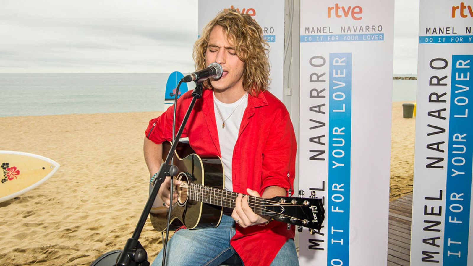 Manel se ha despedido de España desde la playa en Barcelona, donde ha tocado una versión acústica de 'Do it for your lover'.