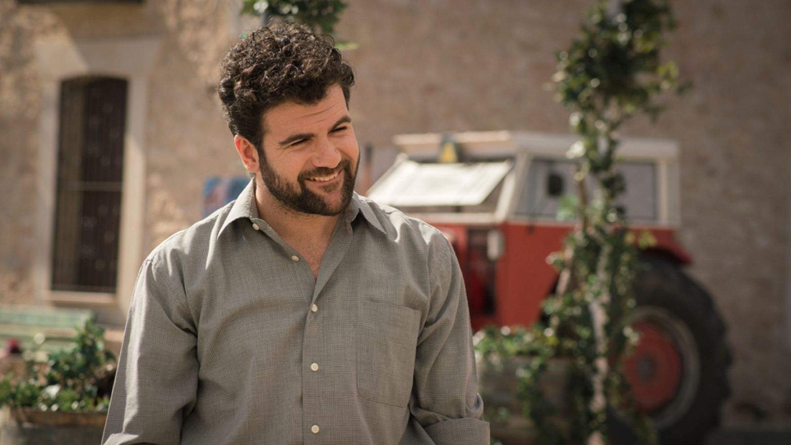 Venancio le propone a Paquita un reencuentro en el pajar