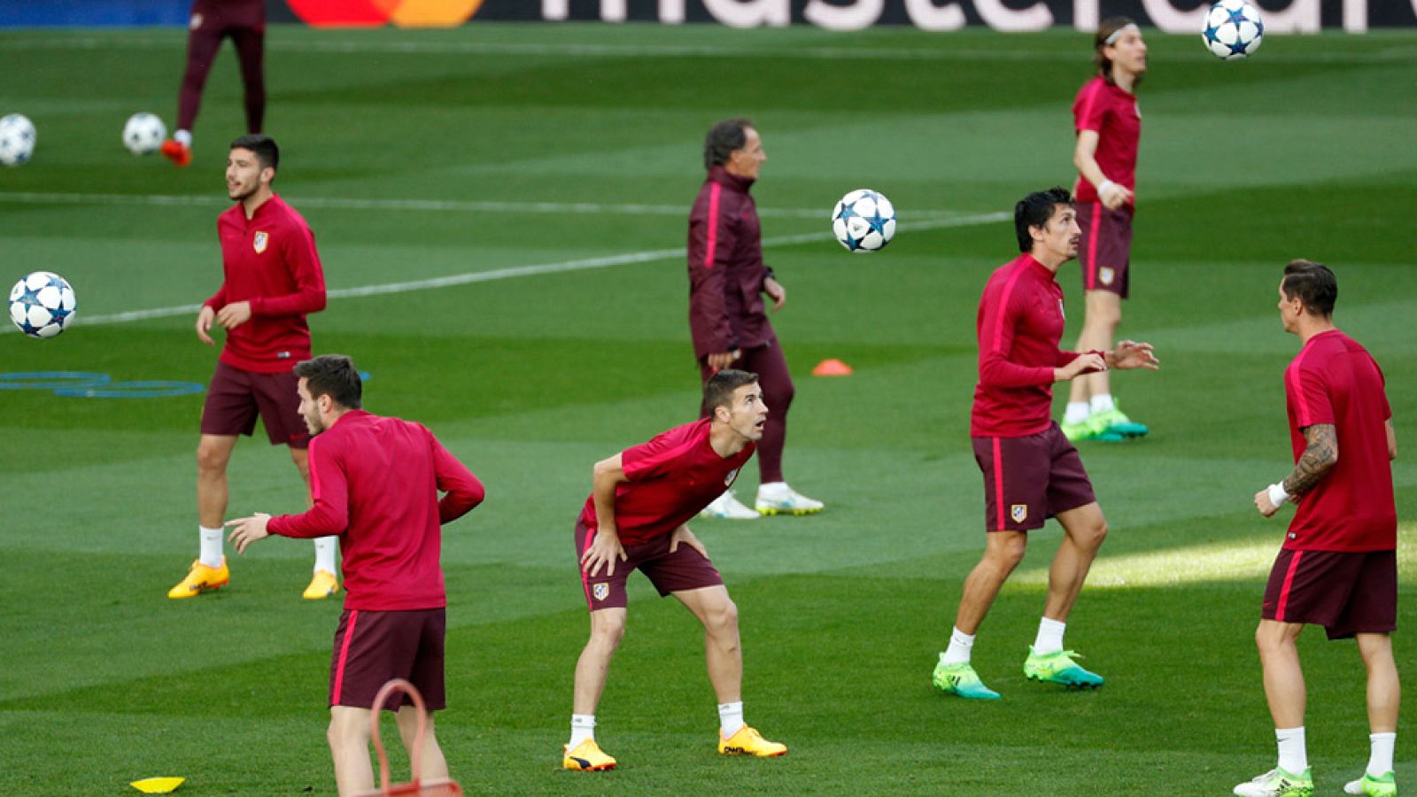 Lemas como el "nunca dejes de creer" rodean la preparación del Atlético de Madrid, que la semana que viene tendrá que remontar el 3-0 del Madrid si quiere alcanzar la final de la Champions. En el cuadro blanco pierden a Carvajal, que podría volver en