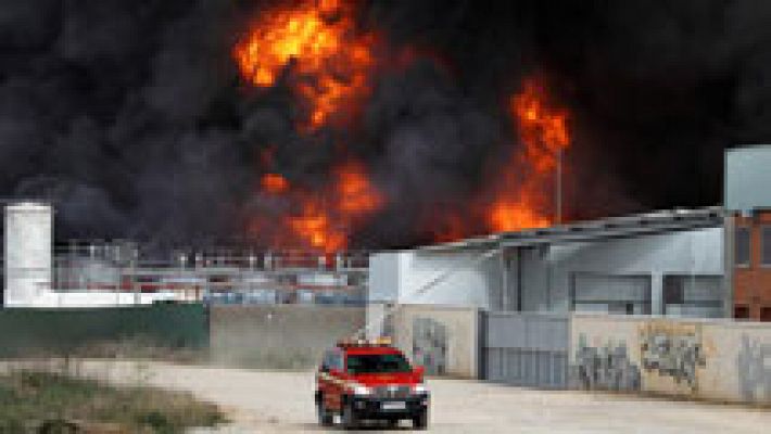 Cerca de 40 heridos, tres graves, en el incendio de una nave de reciclaje en Arganda del Rey