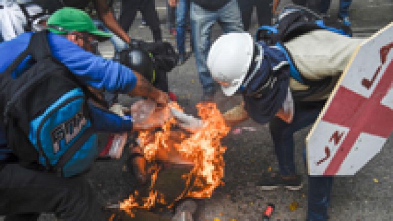 Estudiantes venezolanos se echan a la calle contra el gobierno de Nicolás Maduro