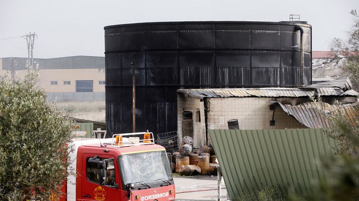 Telediario 1 - Los bomberos comprueban el estado de las estructuras de las naves cercanas al incendio de Arganda