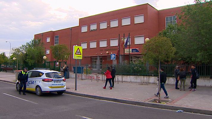 Telediario 1 - Expulsada del instituto la niña de 13 años que causó cinco heridas incisas a un compañero de 14