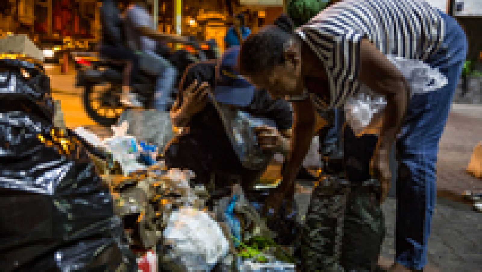 Telediario 1: Aumentan en Venezuela las personas que buscan comida en la basura para sobrevivir | RTVE Play