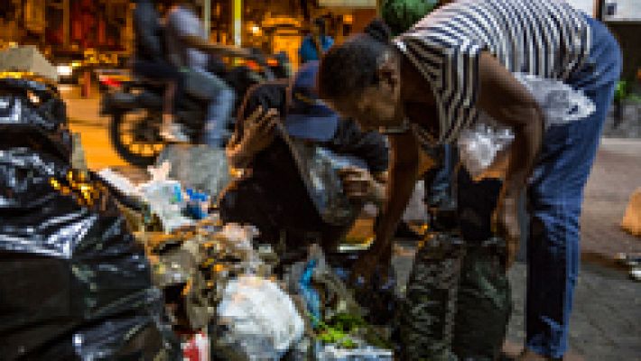 Aumentan en Venezuela las personas que buscan comida en la basura para sobrevivir