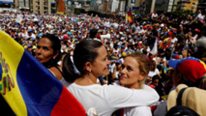 Informativo 24h - Mujeres venezolanas marchan a favor y en contra del régimen de Maduro
