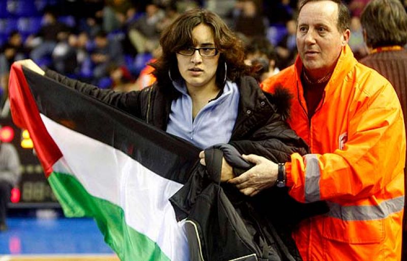  El encuentro entre el Regal Barcelona y el Maccabi de Tel-Aviv tuvo que ser interrumpido debido a una manifestación propalestina. 