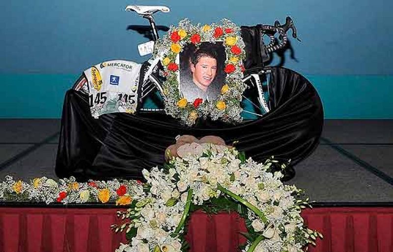  Las autoridades médicas del Tour de Qatar creen que el ciclista Frederick Nolf murió de un infarto. Ésa es la hipótesis que cobra más fuerza. El ciclista belga apareció muerto en la habitación de su hotel.