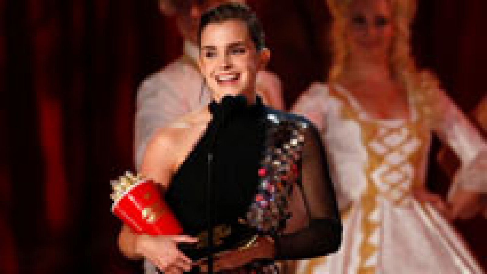 Telediario 1: Emma Watson, consigue el primer premio a la mejor interpretación sin distinción de género de la historia | RTVE Play