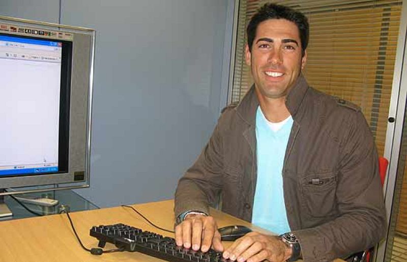 El golfista Álvaro Quirós ha visitado las instalaciones de RTVE en Torrespaña, donde ha podido dar clases de golf a los presentadores del Telediario, además de charlar con los internautas en RTVE.es. A sus 26 años, Quirós es una de las promesas del