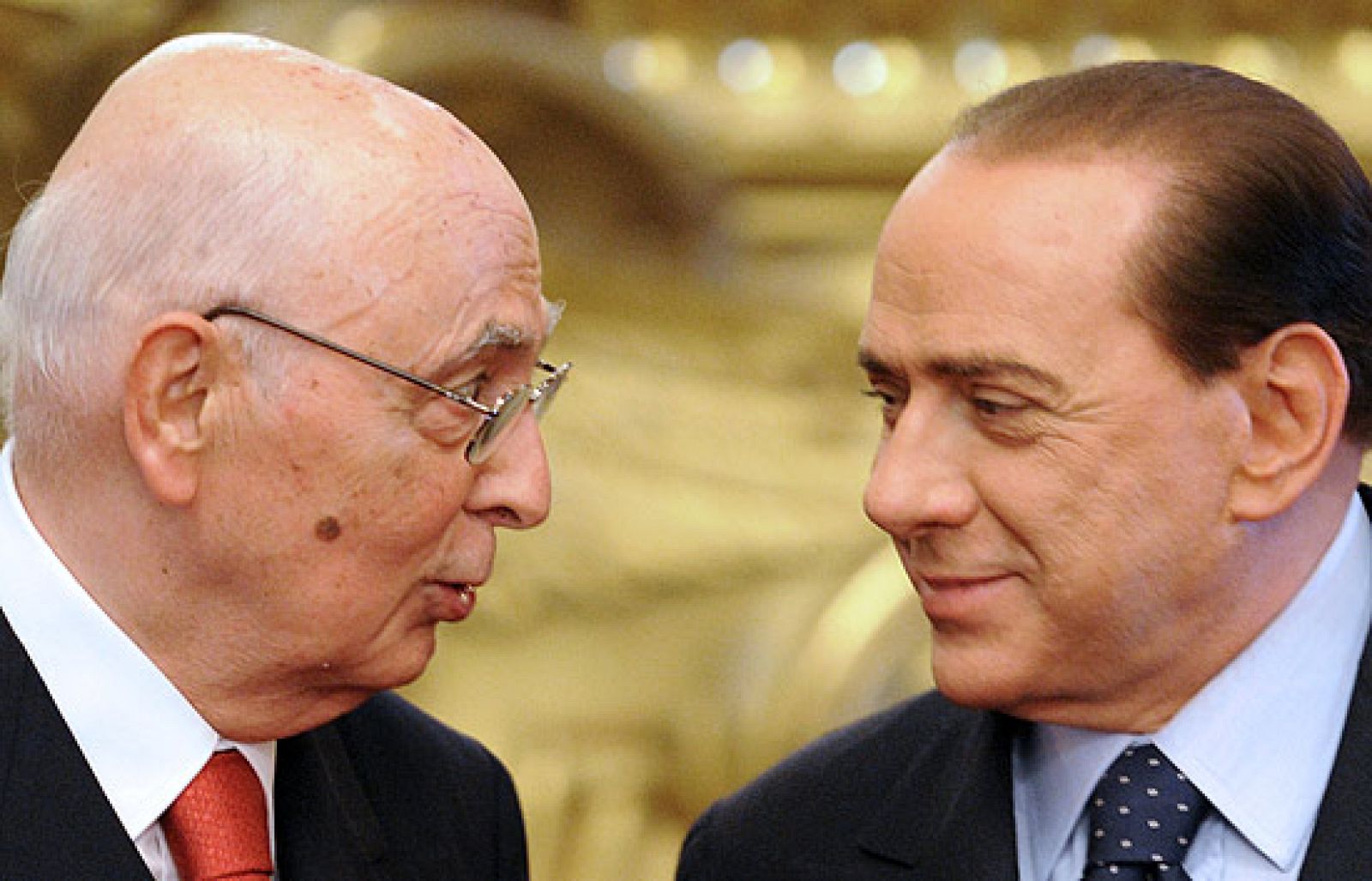 El gobierno de Berlusconi ha aprobado el decreto urgente con el que pretende impedir la muerte de Eluana Englaro, que lleva 17 años en coma irreversible. Y lo ha hecho a pesar de la oposición del Presidente de la República, que ya ha anunciado que lo vetará. Mientras, los médicos que atienden a Eluana han reducido hoy su alimentación a la mitad. 