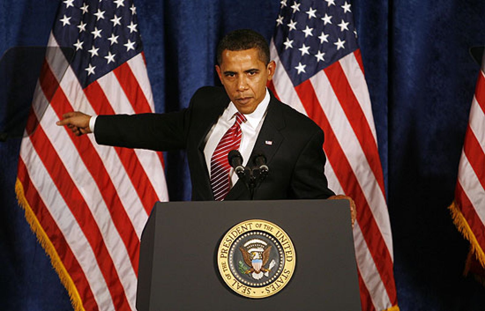 Obama considera que su plan económico, bloqueado en el Senado, no puede esperar más. Los republicanos rechazan las subvenciones sociales, que no generarán empleo, y exigen más rebajas fiscales.