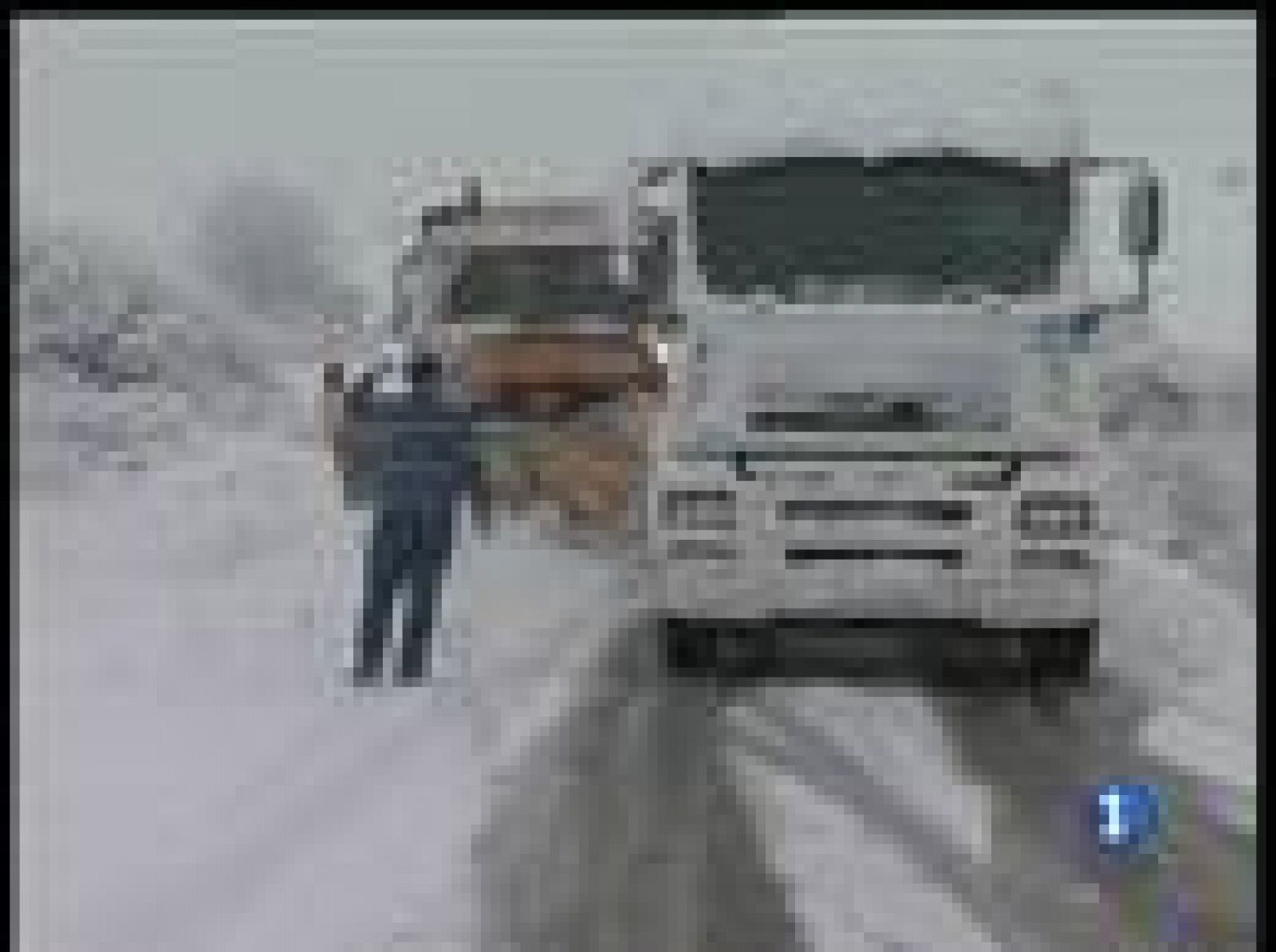 Oviedo ha sufrido una intensa nevada que ha obligado a interrumpir la circulación de autobuses y otros cortes de tráfico. Además, ha llevado al Ayuntamiento de Oviedo a activar el Plan Local de Emergencia ante Nevadas, lo que llevó a movilizar a vehículos echadores de sal, camiones cubas de agua a presión y siete mini-palas destinadas a los puntos altos de la ciudad. 