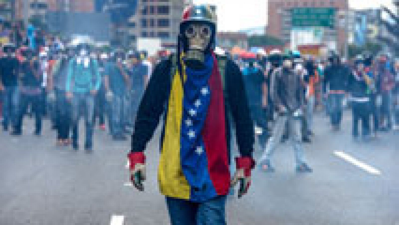 Telediario 1: Las protestas convierten las calles de Venezuela en una batalla campal | RTVE Play