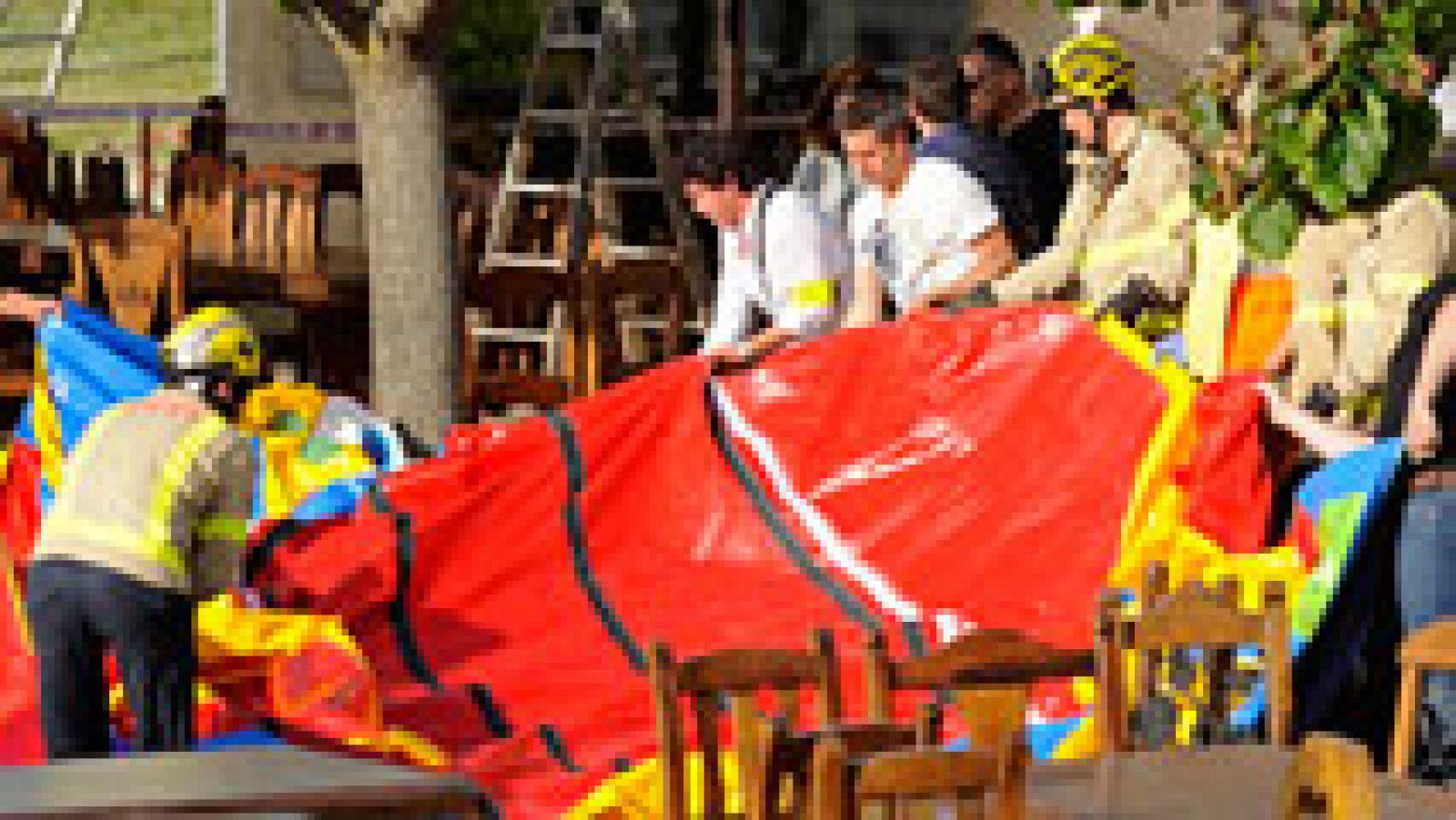 Telediario 1: El castillo hinchable que salió volando en un restaurante de Girona pudo perder aire por una cremallera mal cerrada | RTVE Play