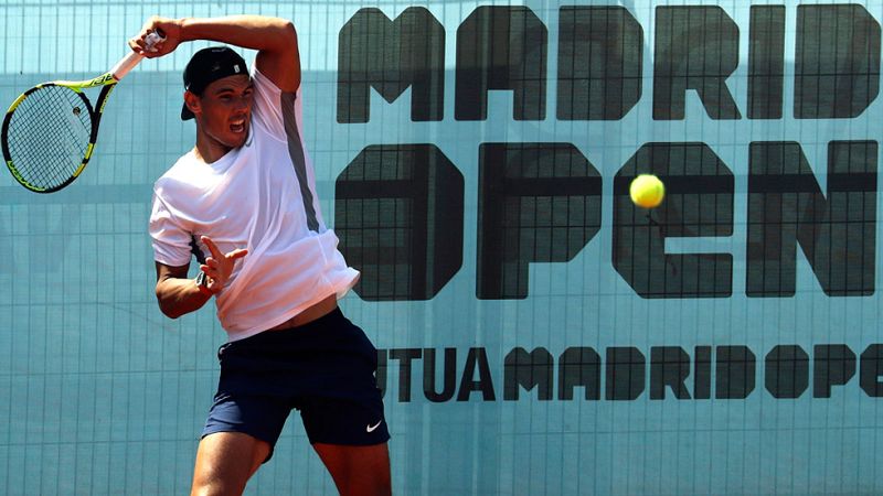 El tenista español Rafa Nadal ha mejorado de su otitis y se está preparando a fondo para su debut este miércoles en el Mutua Madrid Open de Madrid, que espera con ganas su primer partido.